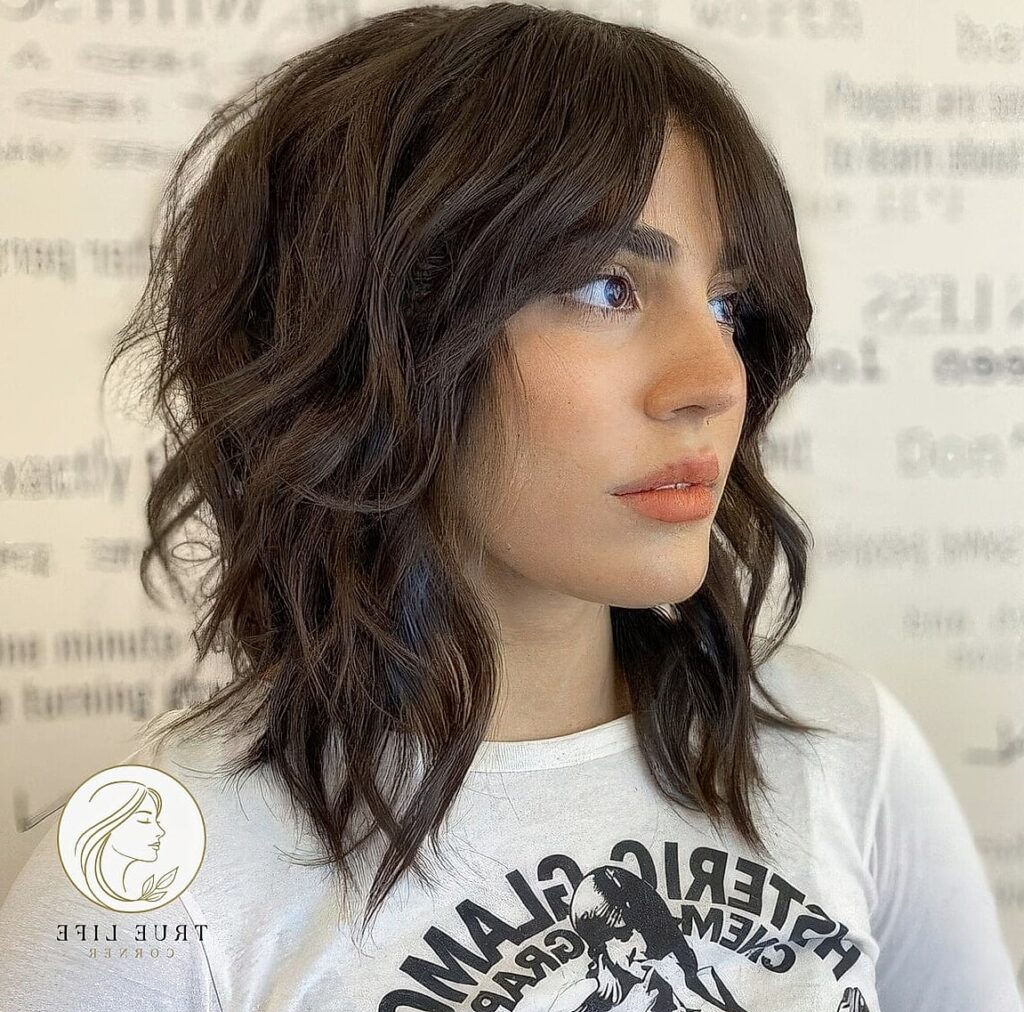 13 Cute Medium Length Hairstyles Everyone Is Pinning Right Now 1 featured 984