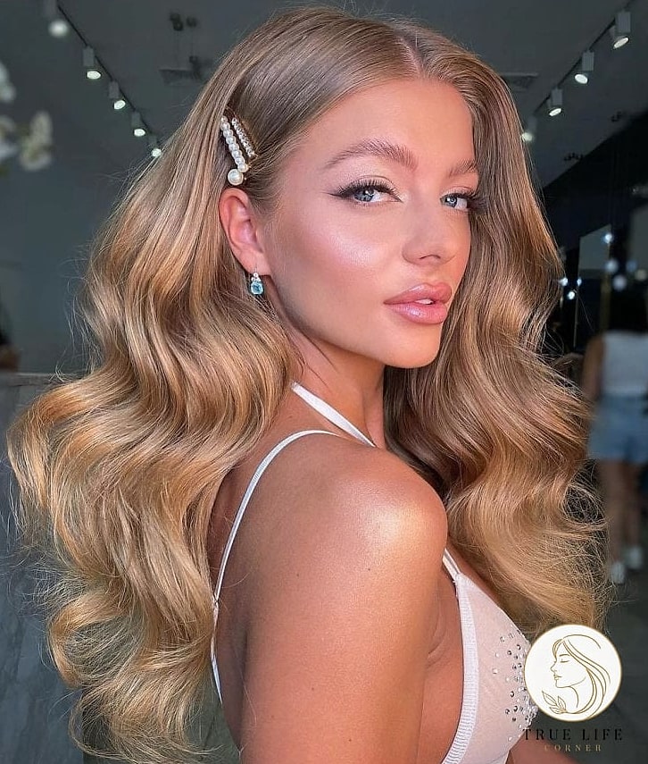 17 Cute Hairstyles For Long Hair Inspo That's Giving Us Everything 8 Classic Middle Part with Blunt Ends