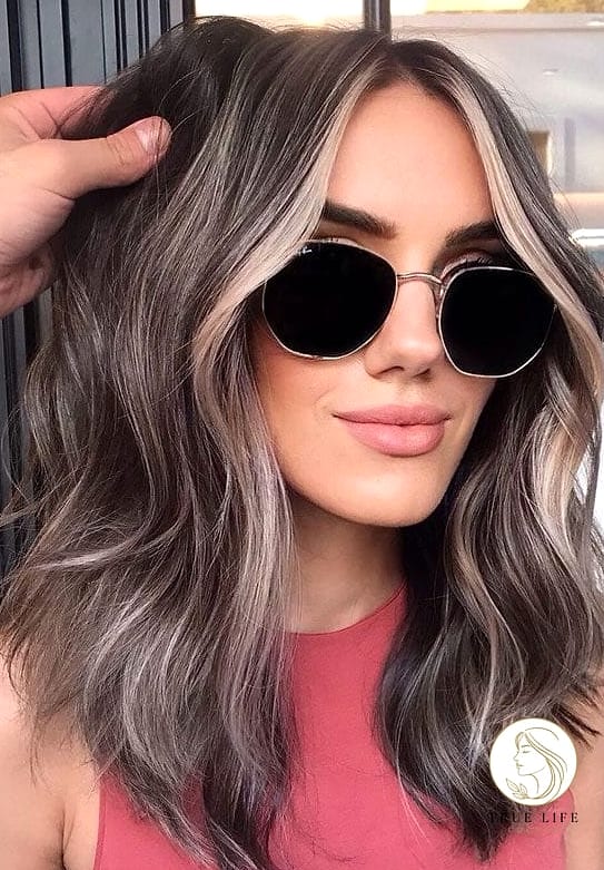 19 Cute Easy Hairstyles For Medium Hair for When You Need a Fresh Change 6 Face-Framing Layers With Soft Waves