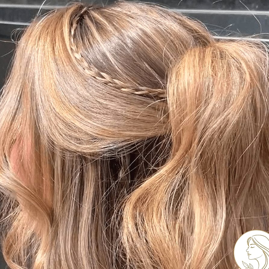 18 Cute Short Hairstyles Inspo That's Giving Us Everything 11 Half-Up Half-Down Style