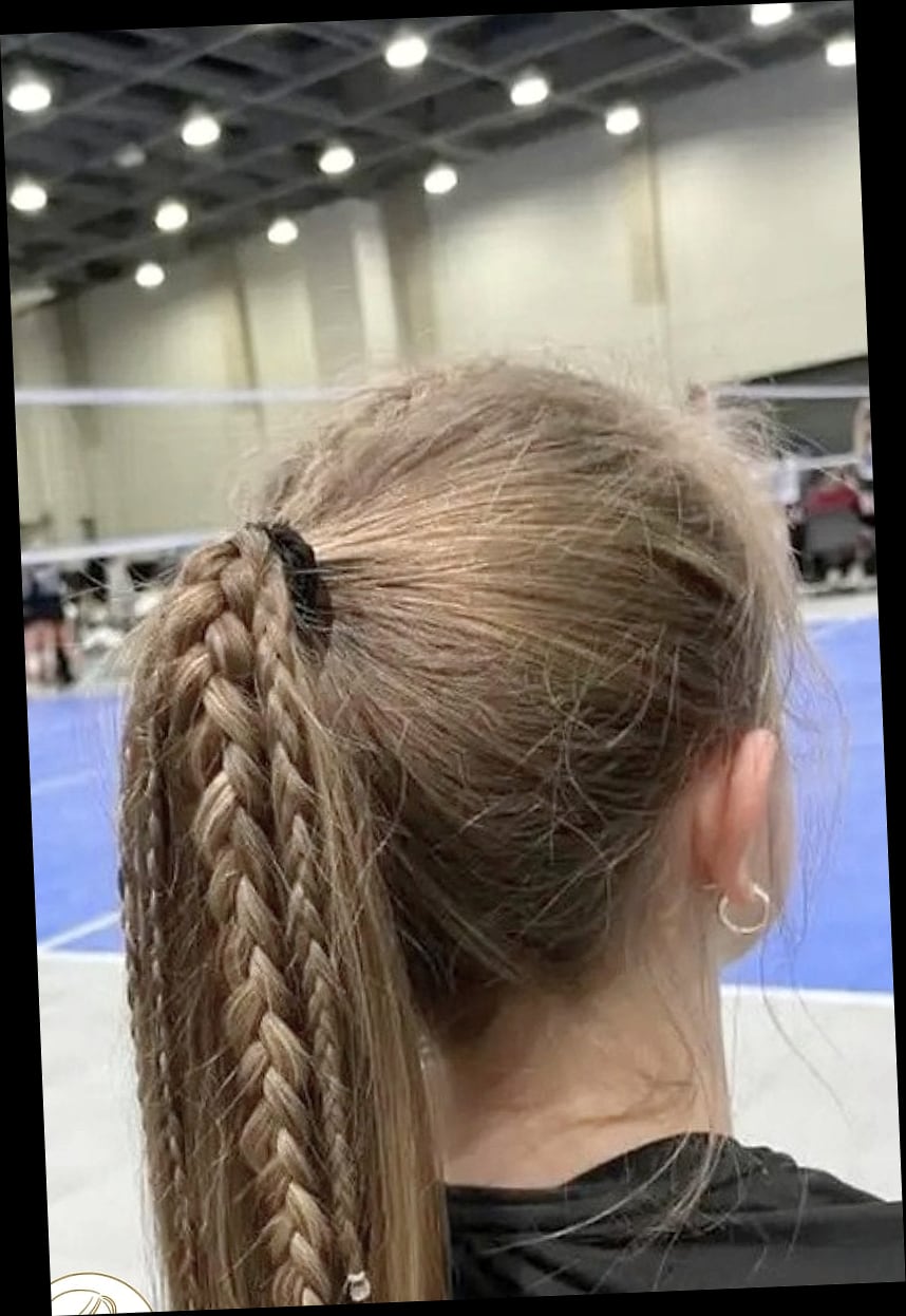 13 Volleyball Hairstyles For Short Hair That Are Actually Easy to DIY 2 The Half-Up Half-Down
