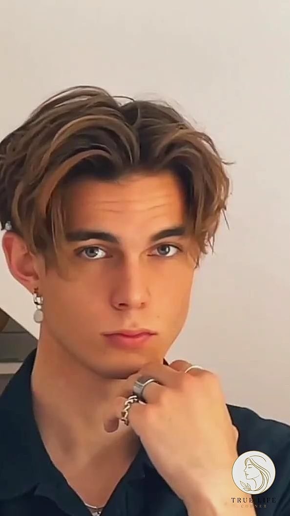 30 Quick Easy Hairstyles For Medium Hair Inspo That's Giving Us Everything 3 Sleek Middle Part