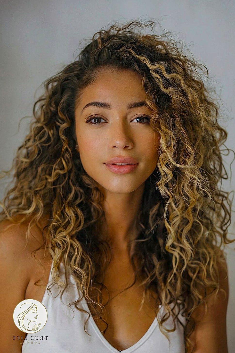 Curly Hair With Face-Framing Highlights