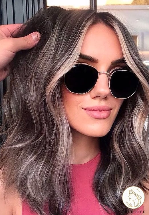 18 Cute Hairstyles For Medium Hair Perfect for Your Next Salon Appointment 14 Face-Framing Highlights With Natural Waves
